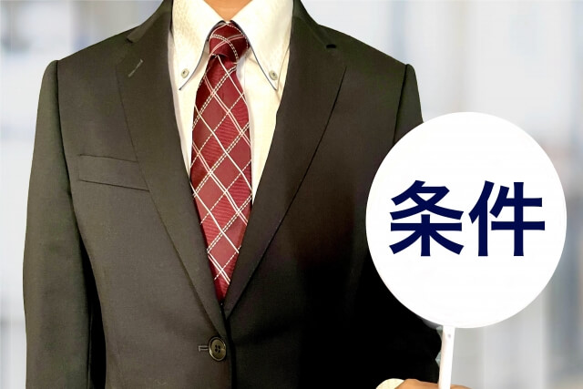 契約条件を示すスーツを着た男性