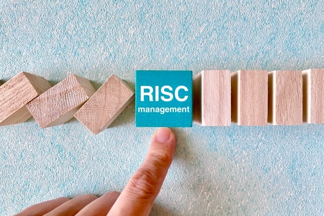 リスク管理のブロックを指で押す